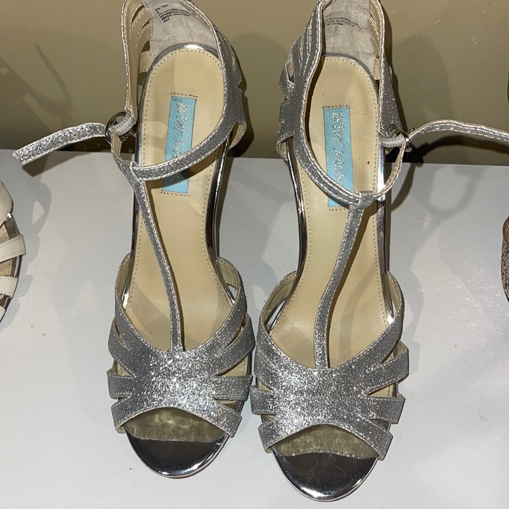 💜Betsey Johnson Silver glitter t strap heels